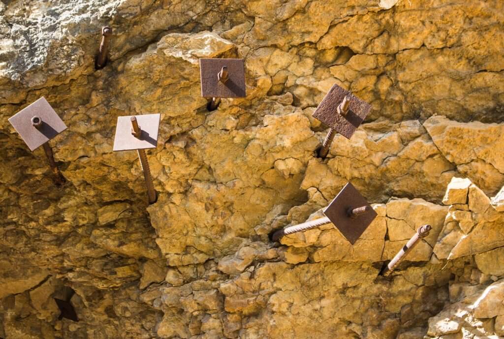 Hierros clavados en la roca cerca del río Tera