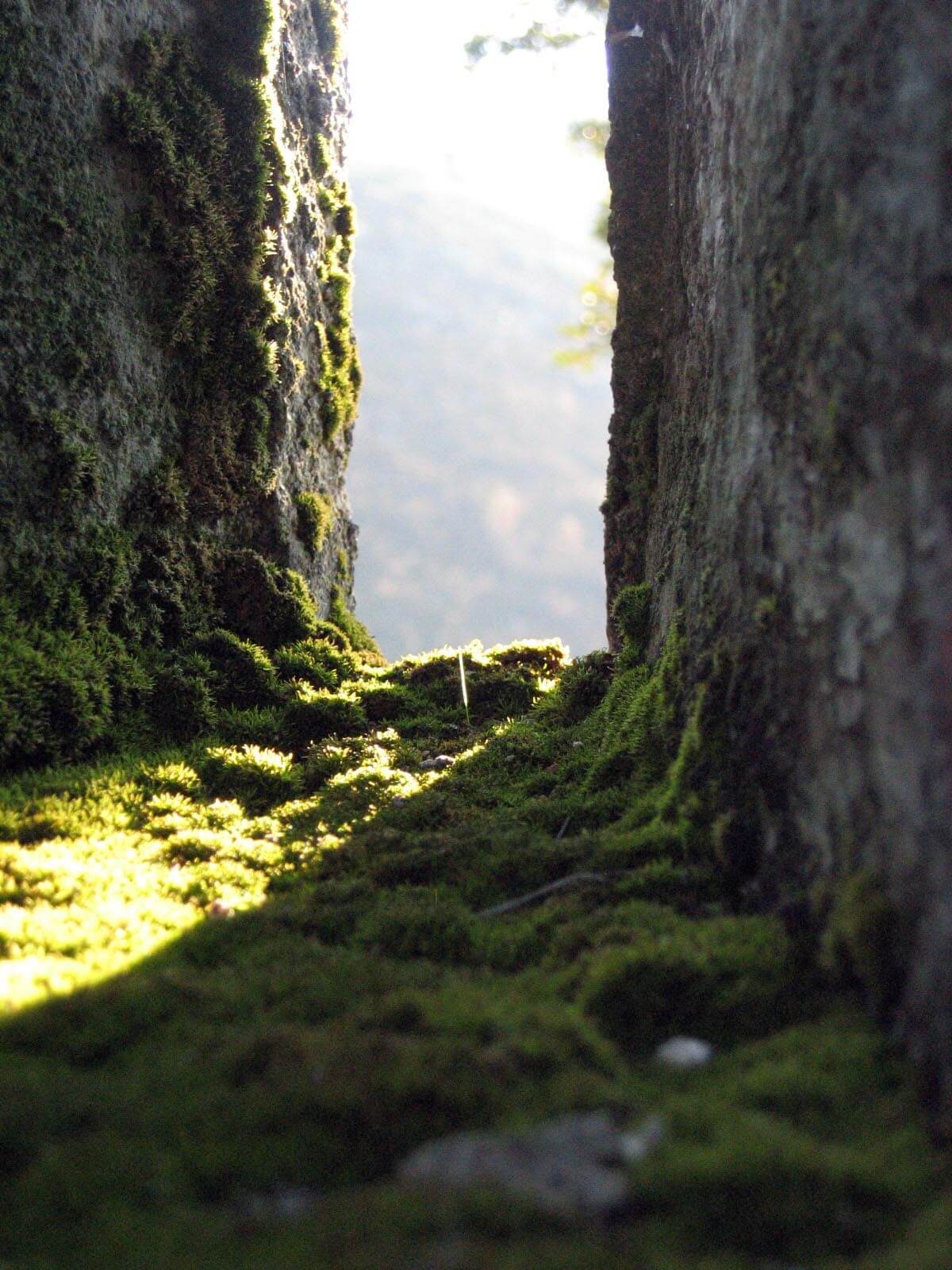 Tronera en la piedra con un rayo de sol de invierno en el monasterio de Sanfins