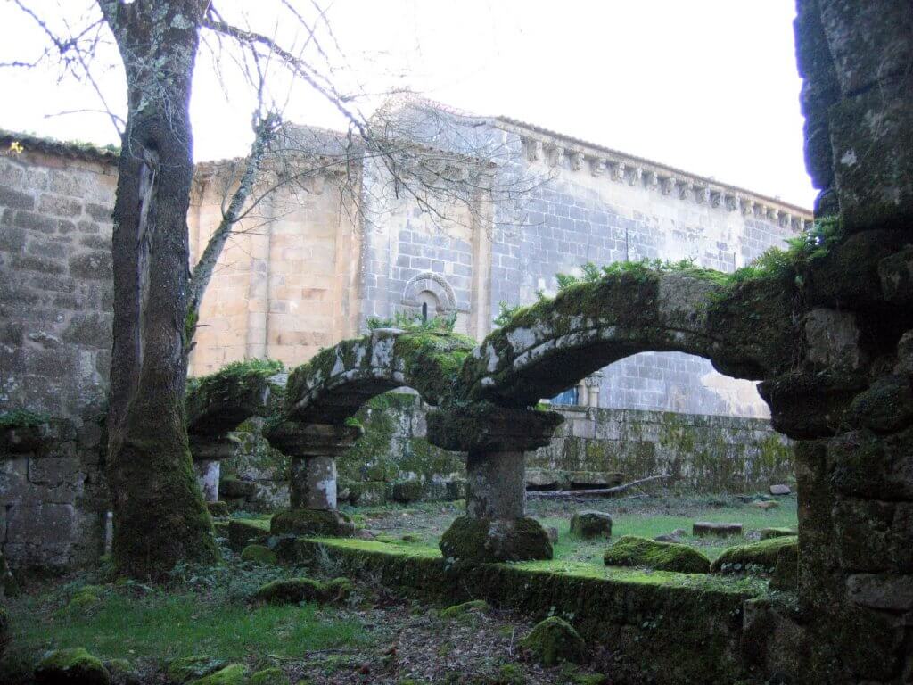 Arcos del monasterio de Sanfins