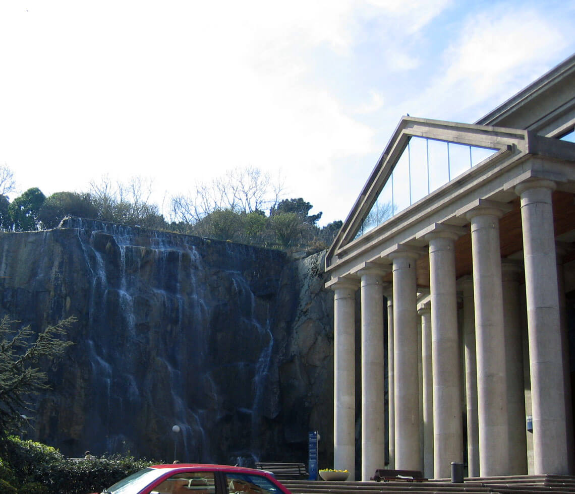 Una cascada en la ciudad