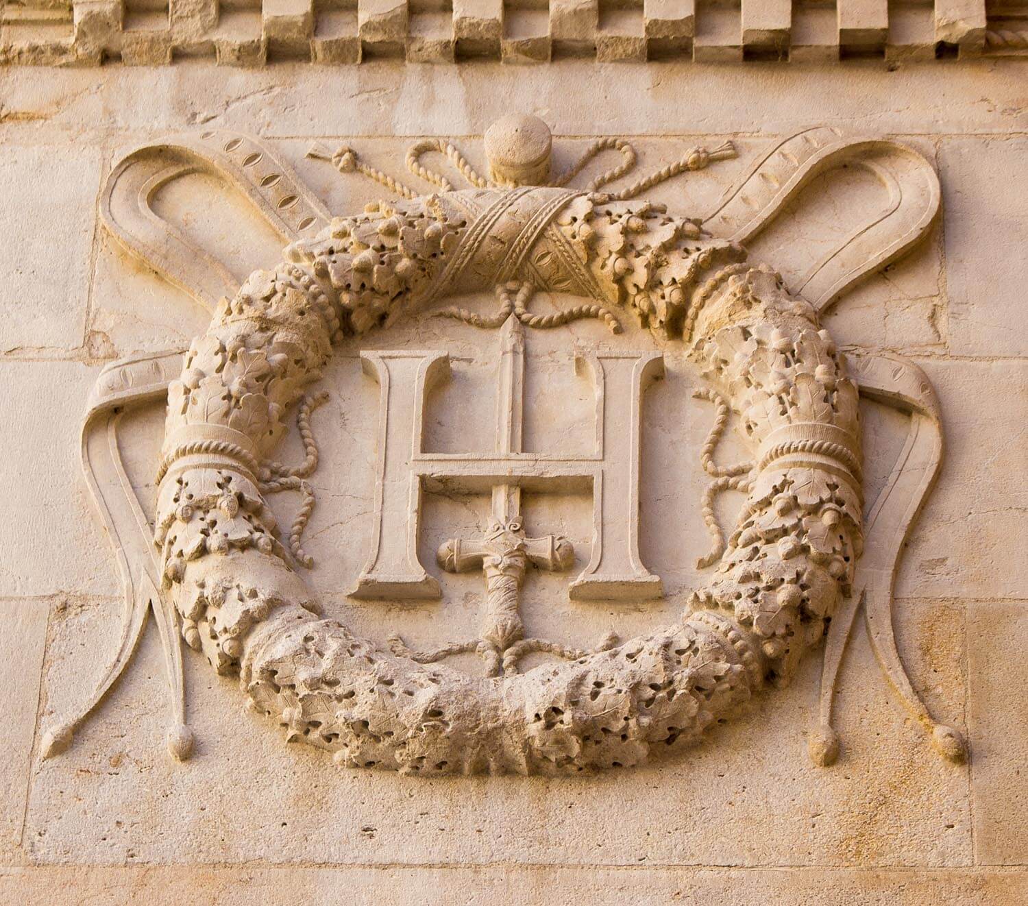 Heráldica en un muro del Musée National du Château de Pau