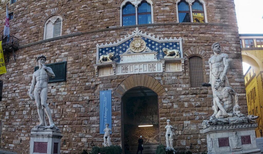 Uno de los accesos al Museo del palacio Vechio en Firenze