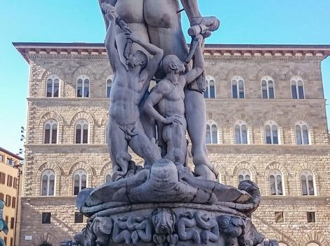 Fuente de mármol en una plaza de Florencia
