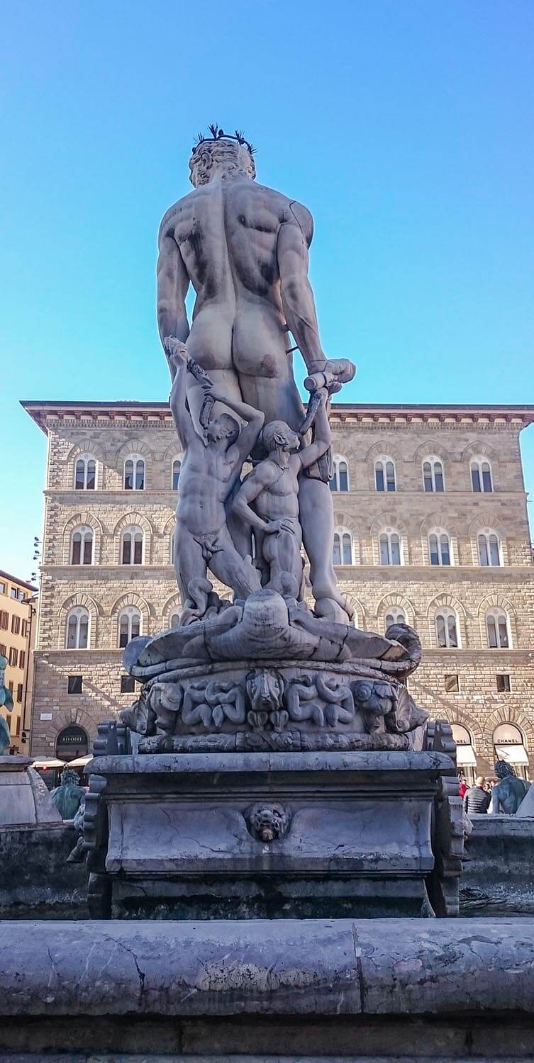 Fuente de mármol en una plaza de Florencia
