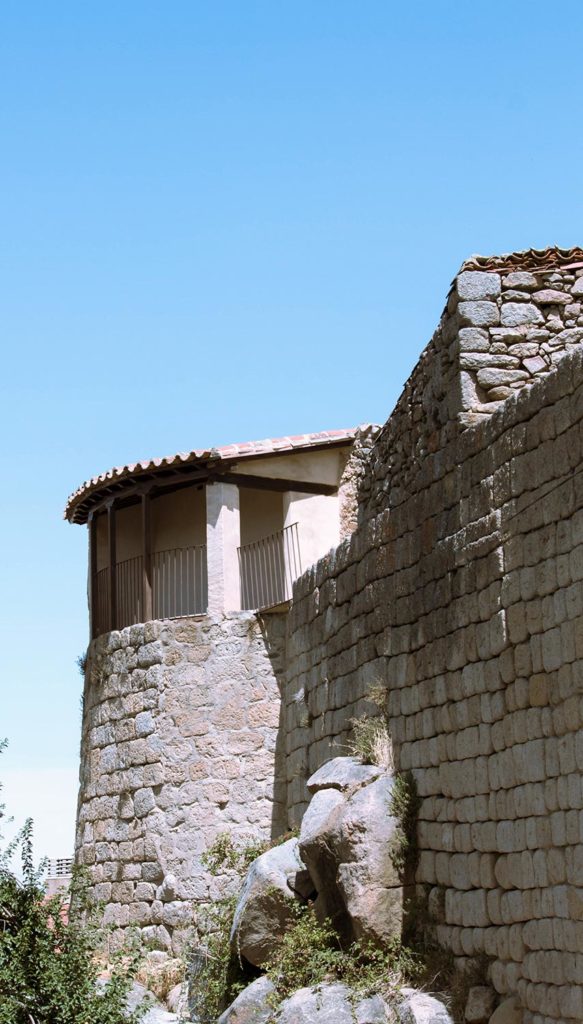 Palacio construido sobre la roca