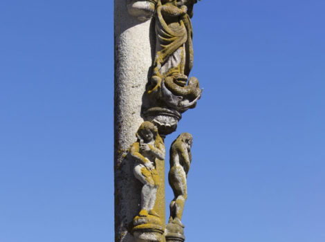 Cruceiro en frente de la iglesia de San Andrés