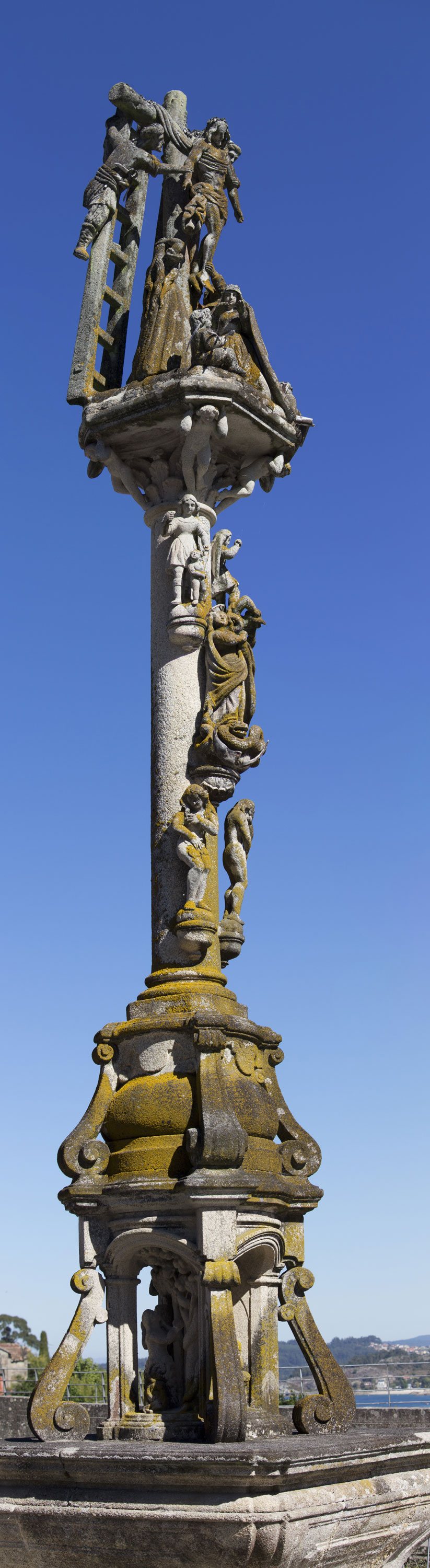 Cruceiro en frente de la iglesia de San Andrés