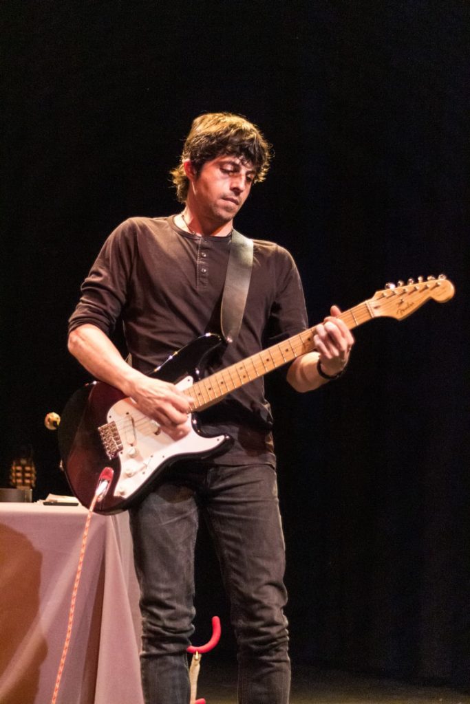 Gonzalo tocando la guitarra