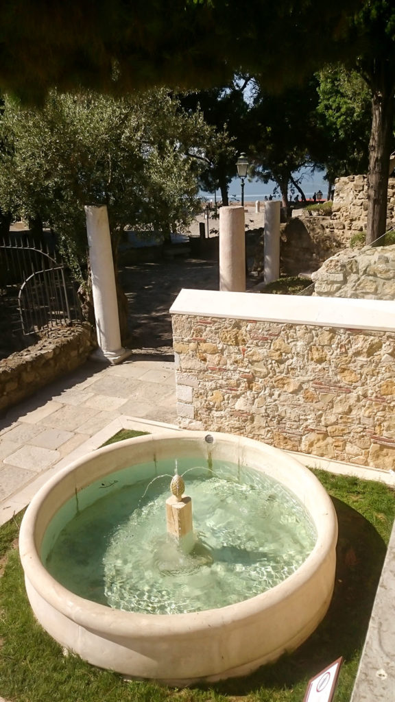 Fuente de Mármol en los jardines del castillo de San Jorge