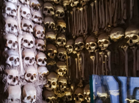 Huesos y calaveras en la capilla de los huesos
