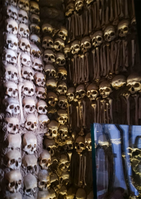 Huesos y calaveras en la capilla de los huesos