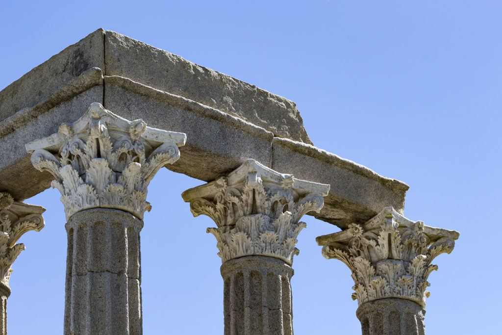 Capiteles y arquitrabe del templo de Diana